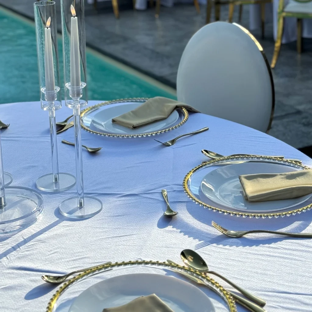 Belo zlatni set tanjira i escajg