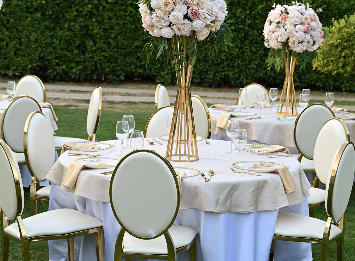 Stolovi za venčanja napolju postavljeni