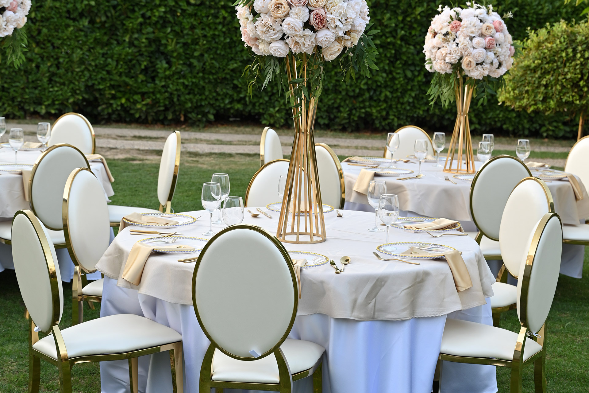 Stolovi za venčanja napolju postavljeni