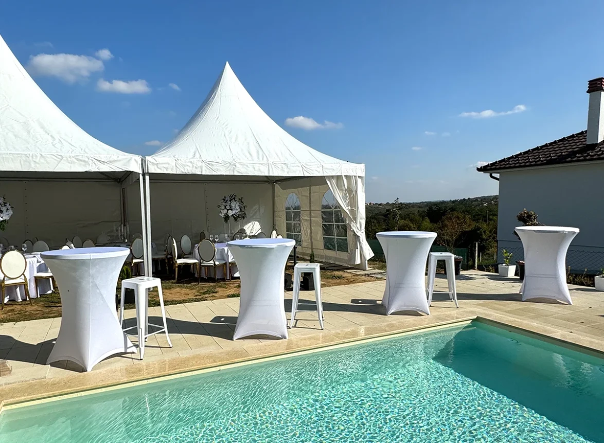 Pagoda barski stolovi, postavljeni pored bazena