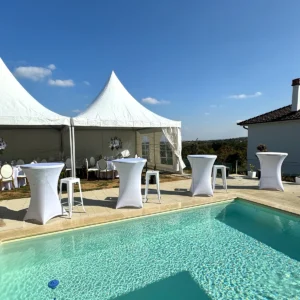 Pagoda barski stolovi, postavljeni pored bazena